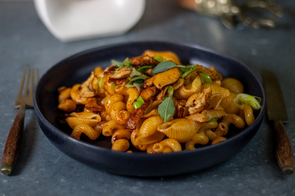 Gebratene Semmel-Stoppelpilze auf Salbeipasta