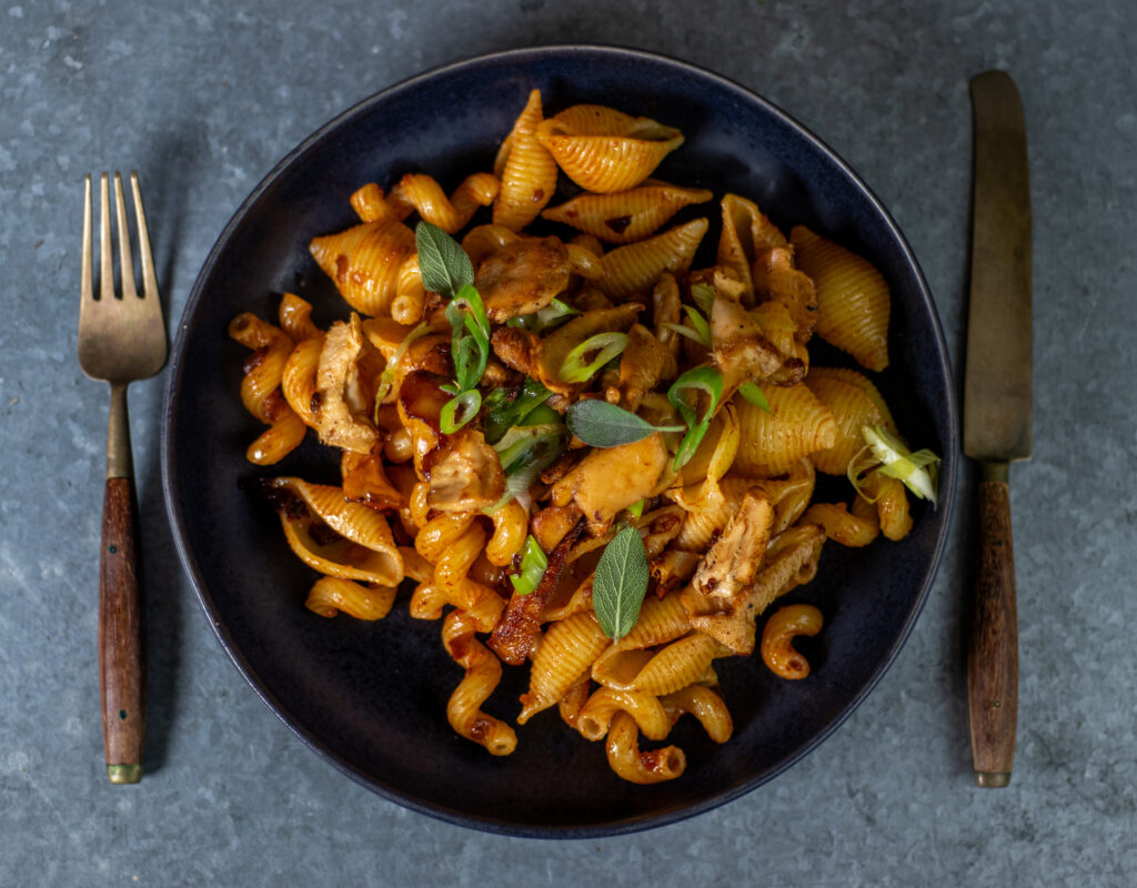 Gebratene Semmel-Stoppelpilze auf Salbeipasta