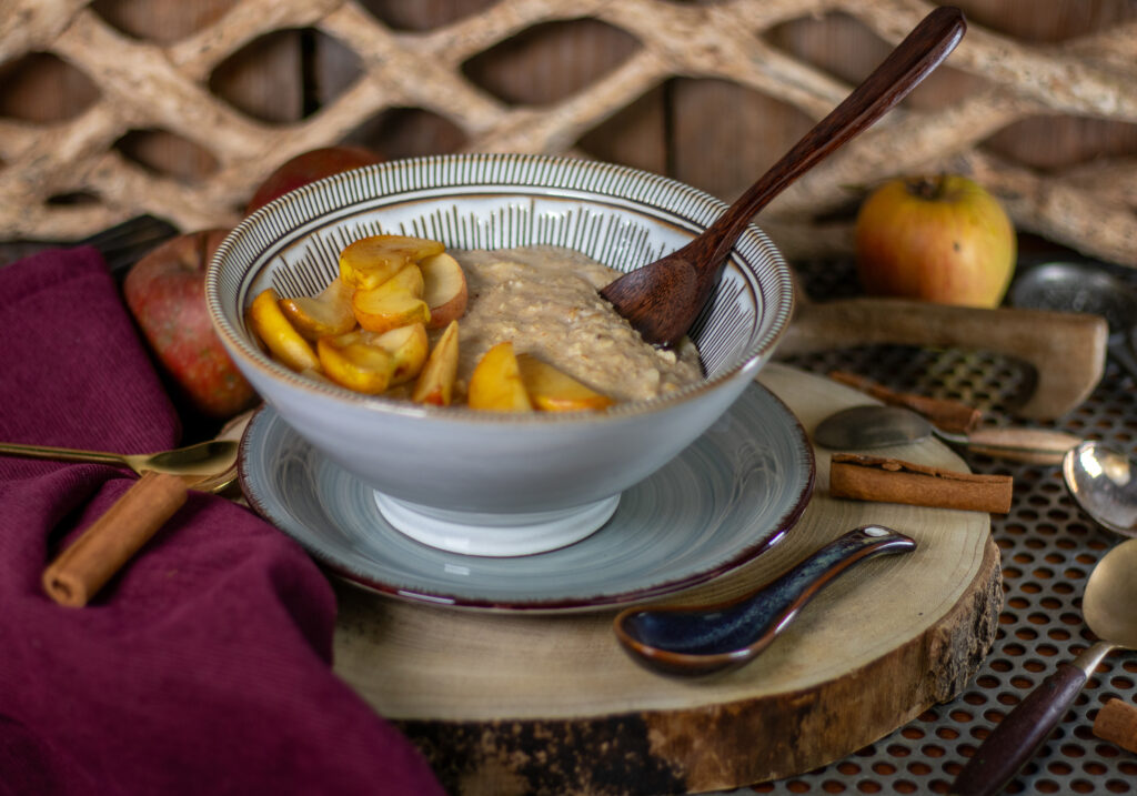 Cremiges, saftiges Apfel-Zimt-Porridge mit geriebenem Apfel und Zimt