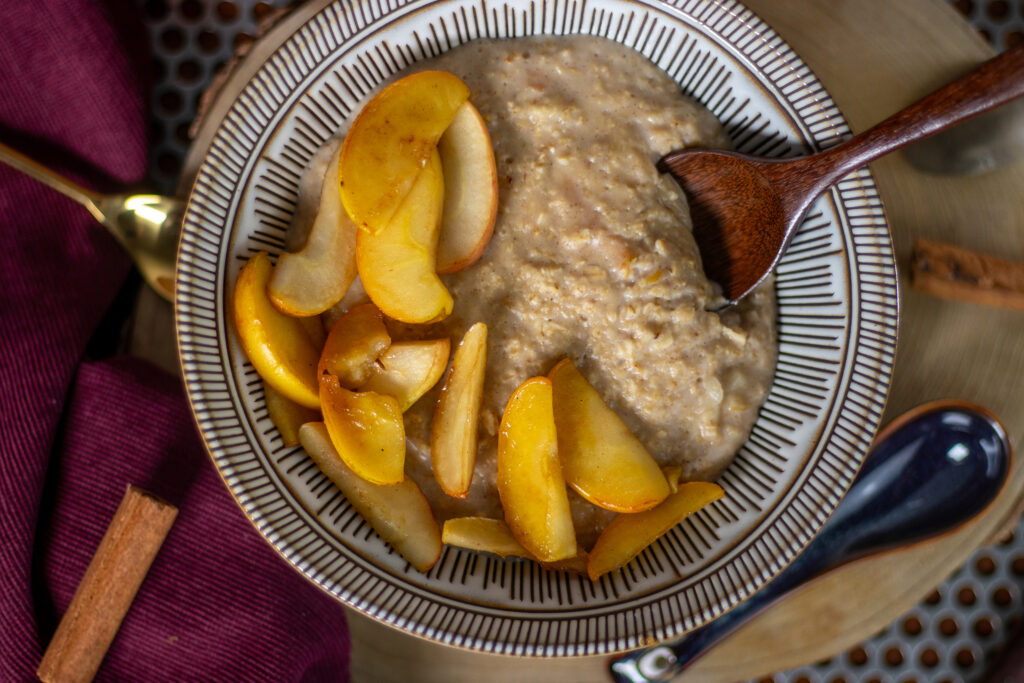 Apfel-Zimt-Porridge – süß und aromatisch ohne Zusatz von Industriezucker