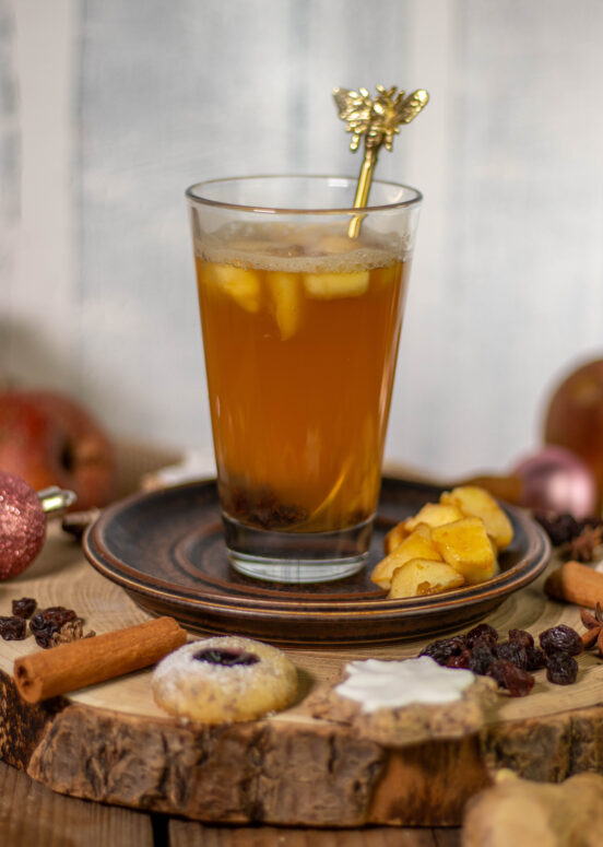 Mein Apfel-Rosinen-Punsch ist ein aromatisch duftender Winterpunsch.