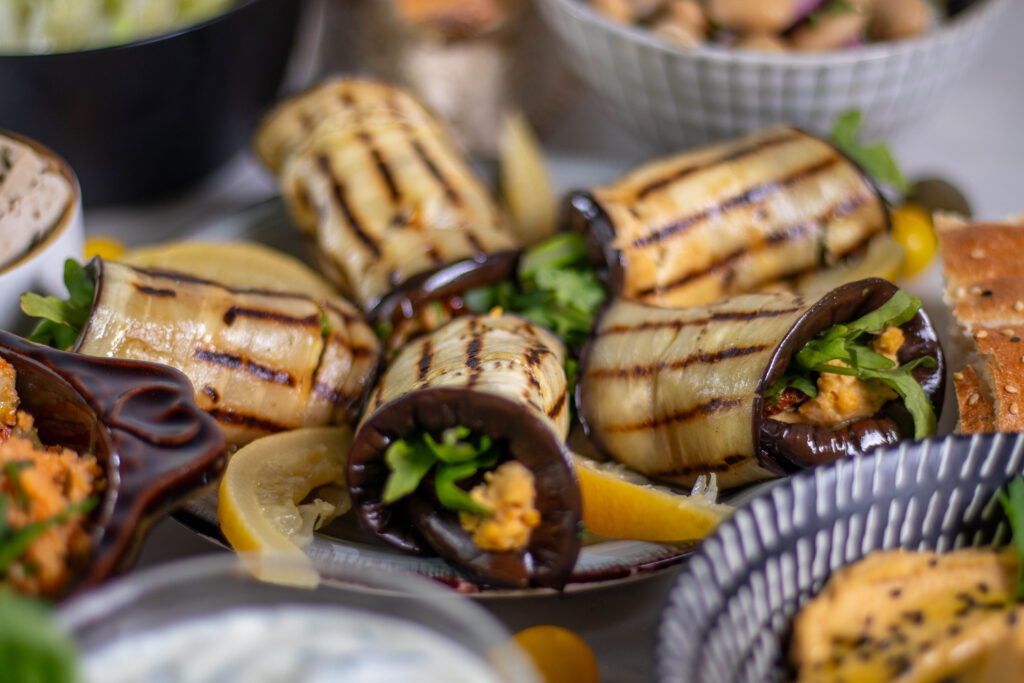 Gegrillte Auberginenröllchen, hier mit Salzzitronen