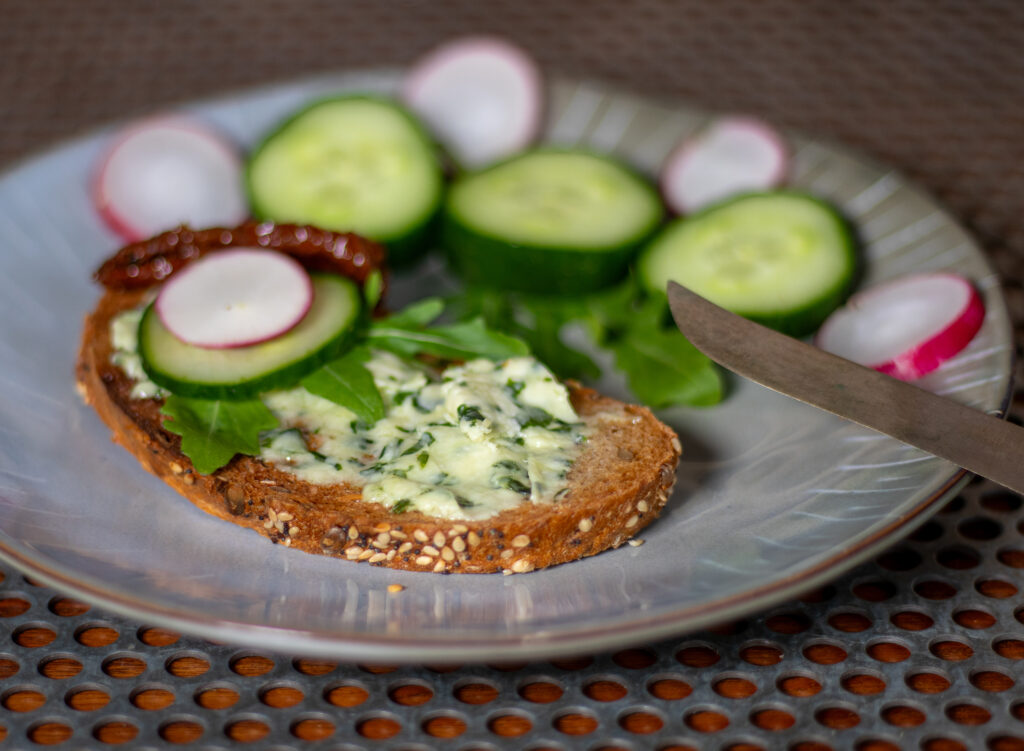 Bärlauchbutter schmilzt leicht auf frisch geörstetem Brot