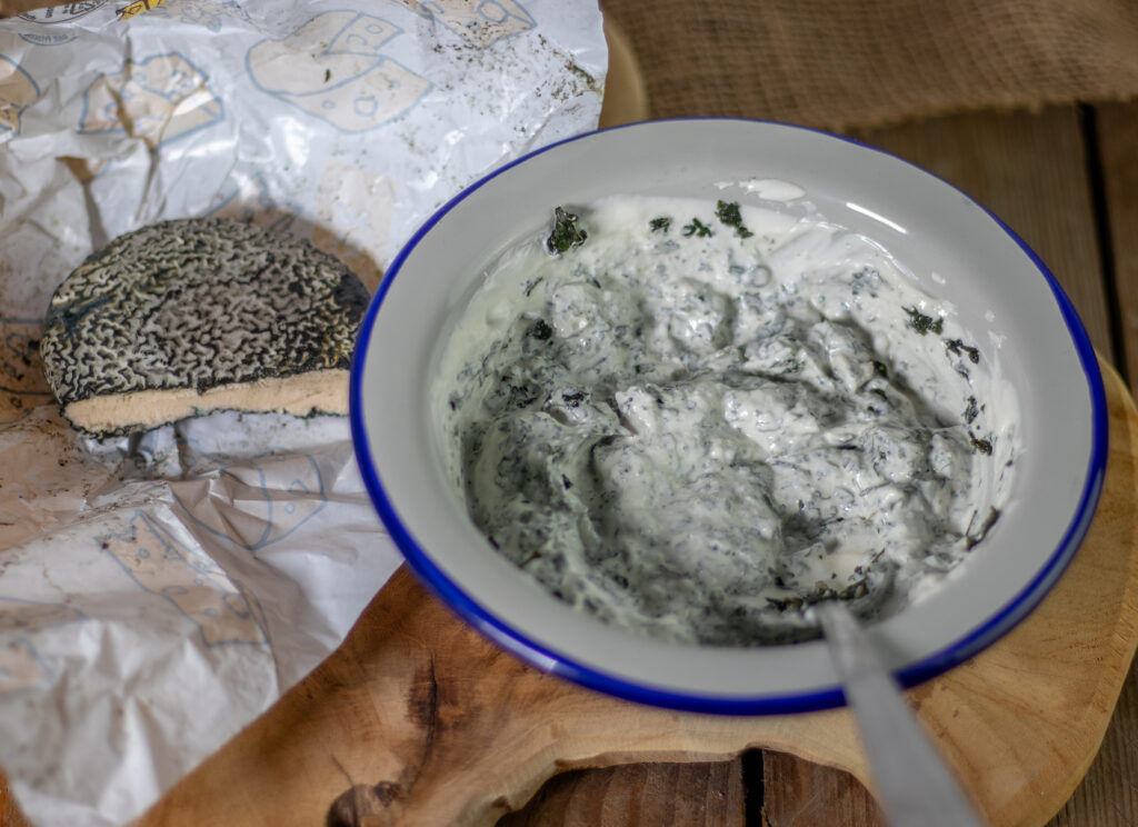 Brennnessel und Blauschimmel Creme für die Crostini