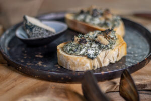 Vegane Brennnessel und Blauschimmel Crostini