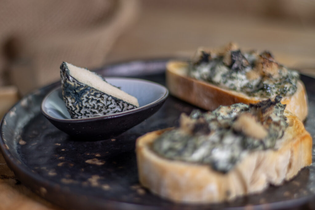 Brennnessel und Blauschimmel Crostini: mit selbtgemachtem veganen Blauschimmelkäse