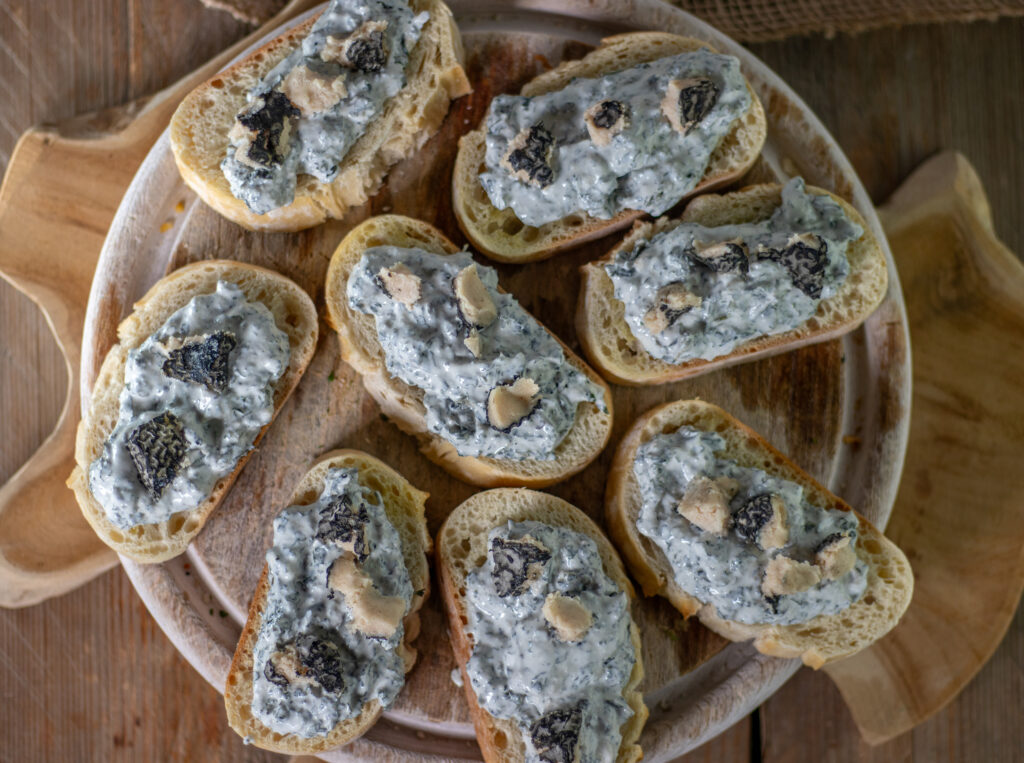 Brennnessel-Blauschimmel-Crostini bereit für den Ofen