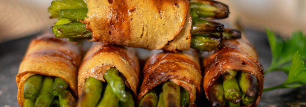 Entdecke vegane Bohnen im Speckmantel mit selbstgemachtem, geräucherten, veganen Schinken aus Seitan