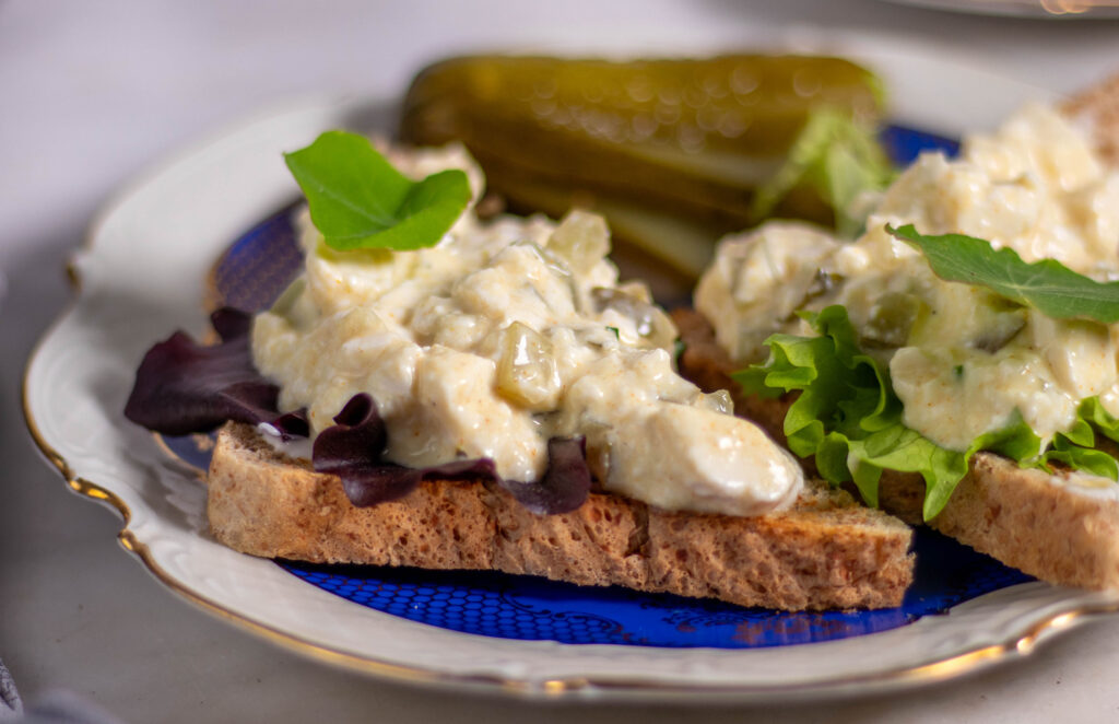 Cremige Mayonnaise umhüllt vegane Eiweißstückchen, mit knackiger saurer Gurke und frischem Schnittlauch