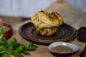 Garlicky Pulled Muffins: fluffiges, veganes Kräuterzupfbrot mit Knoblauch