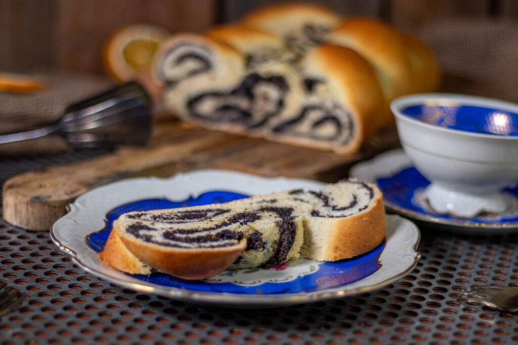 Ein frisch gebackener Hefezopf ist eine köstliche Ergänzung zum Sonntagsfrühstück