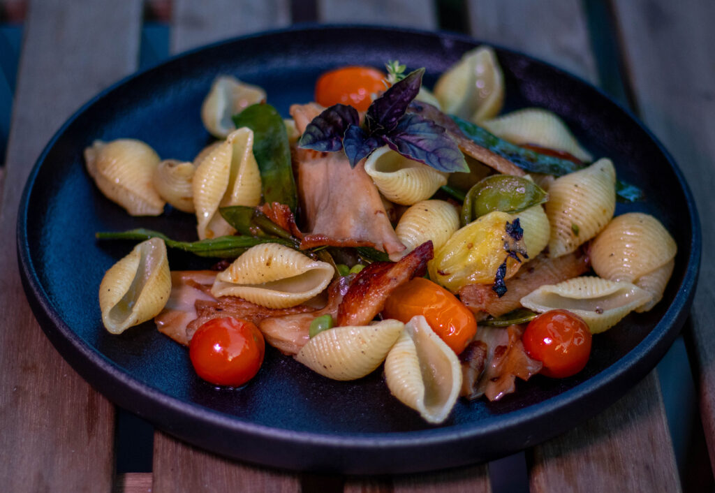 Mediterrane Rosenseitling Pasta: es fehlen nur noch die gerösteten Mandeln