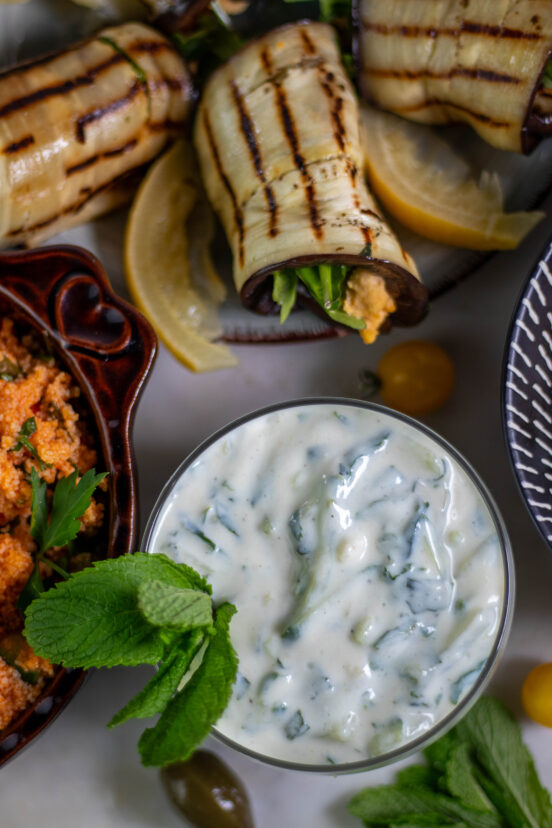 Veganes Tzatziki auf Mezze Board