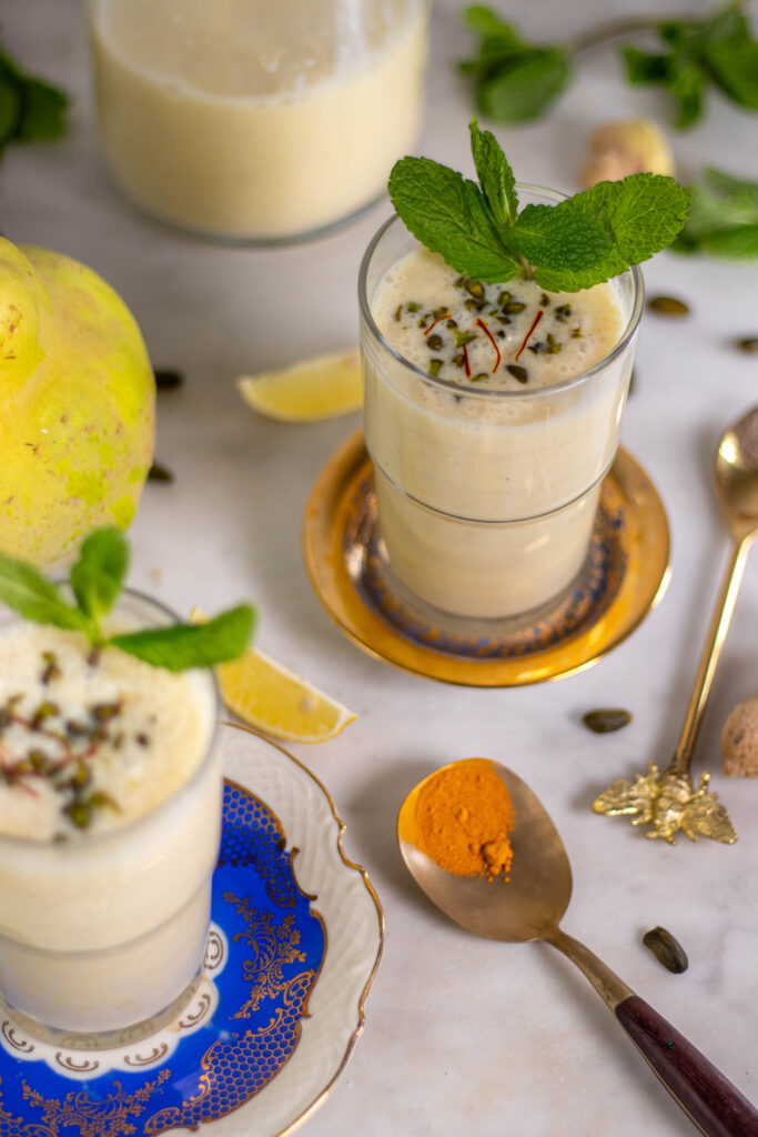 Cremig und vollmundig kann man Quitten Lassi zu jeder Tageszeit trinken