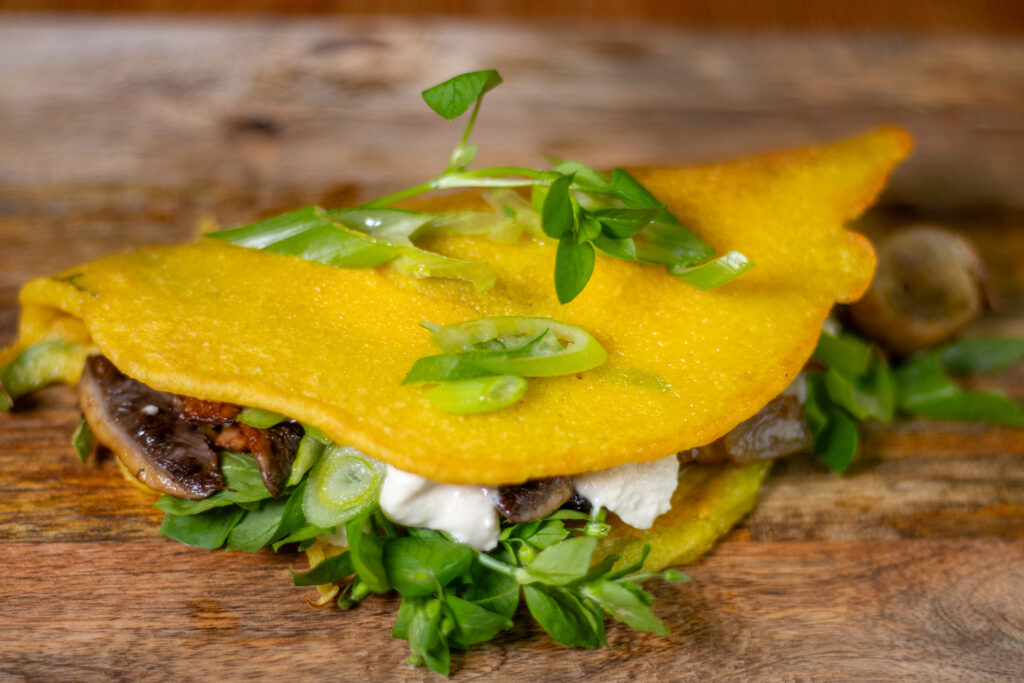 Veganes Omelette aus Mungobohnen, herbstlich mit Wildpilzen und Ricotta