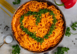 Spaghetti in roter Paprikasoße – cremige vegane Pastasoße