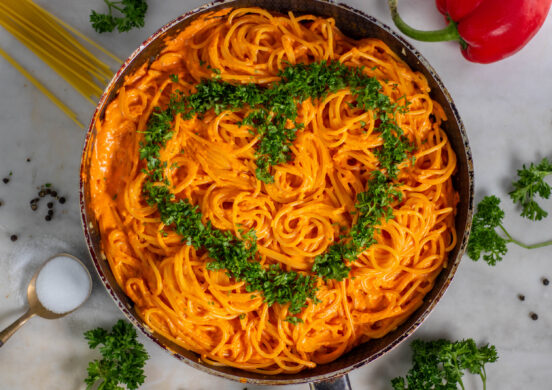 Spaghetti in roter Paprikasoße – cremige vegane Pastasoße