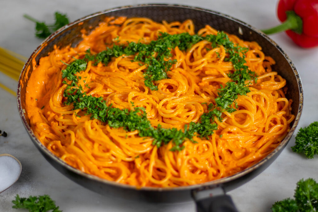 Spaghetti in roter Paprikasoße – cremige vegane Pastasoße