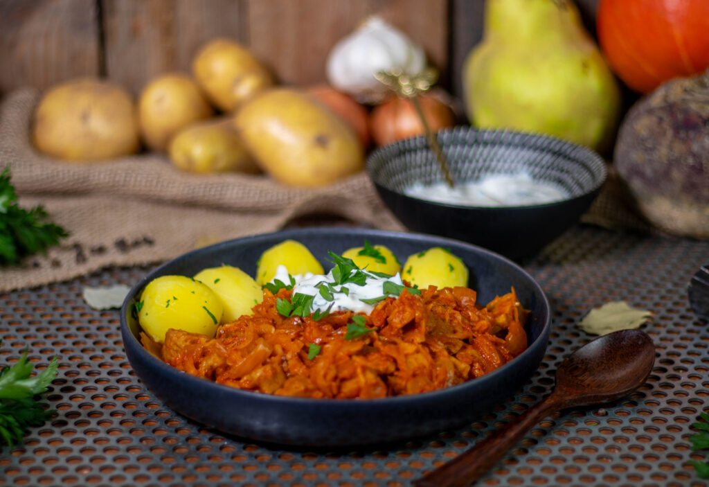 Szegediner Gulasch ist eine Gulasch-Variante mit Sauerkraut