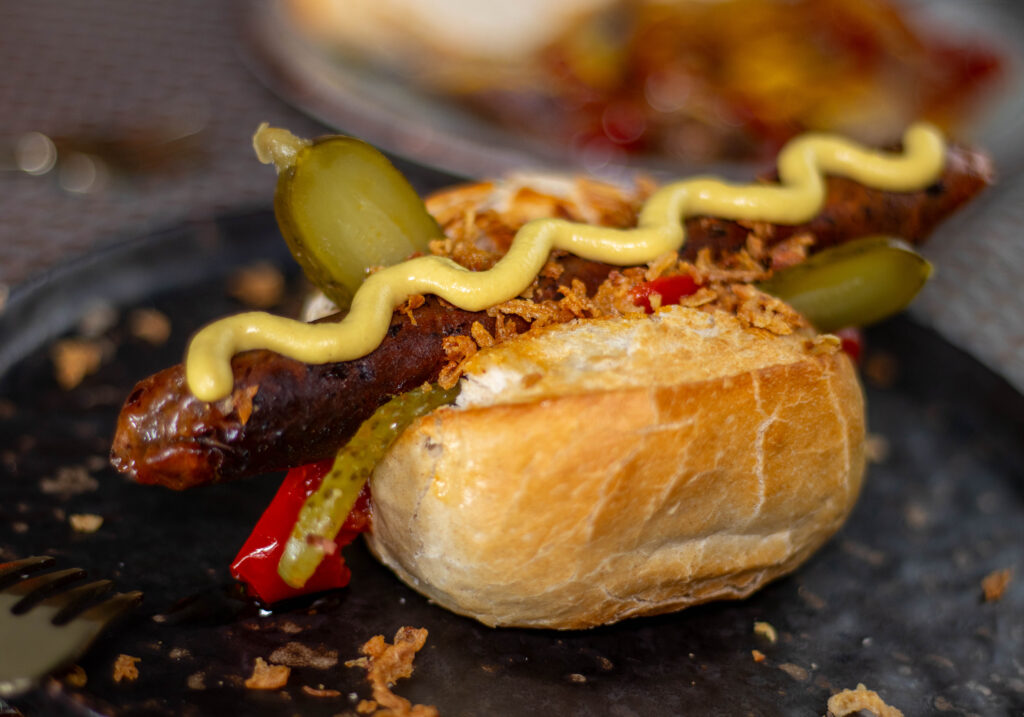 Vegane Thüringer Bratwurst mit Senf im Brötchen