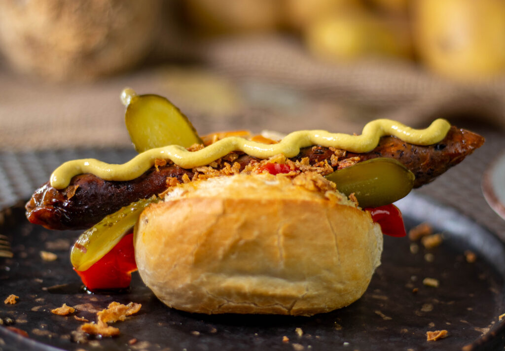 Vegane Thüringer Bratwurst, selbstgemacht. Hierklassisch  im Brötchen.