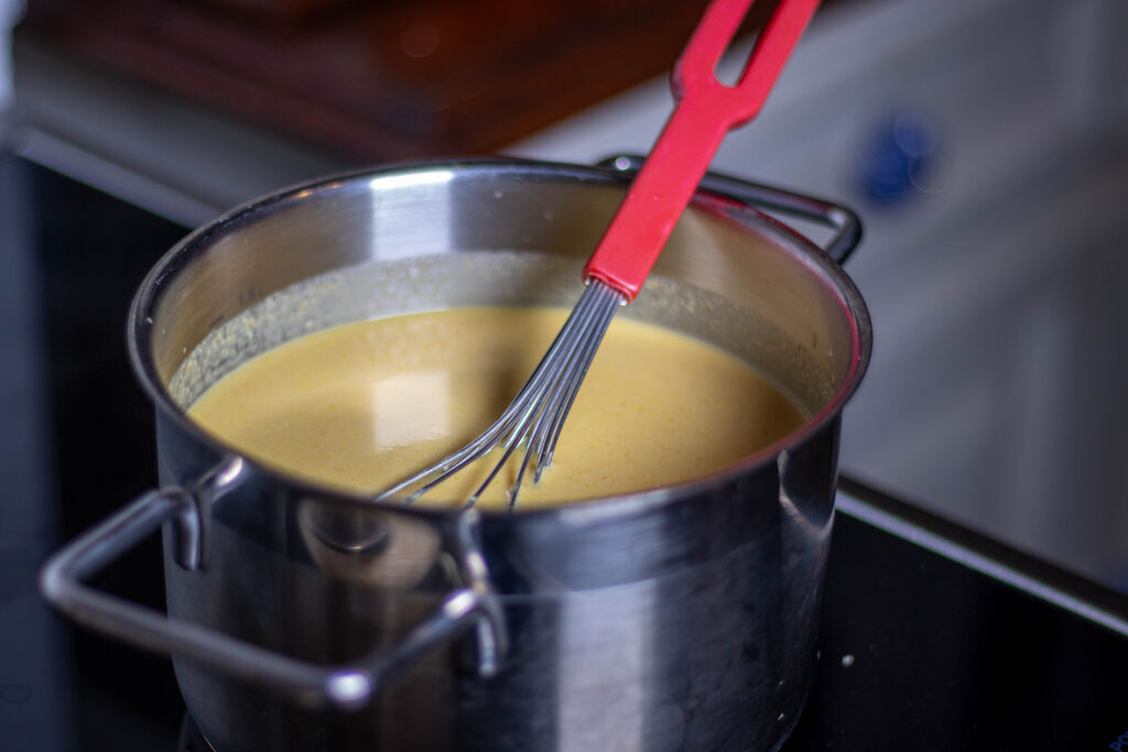 4. Das vegane Käsefondue kurz auf dem Herd aufkochen.