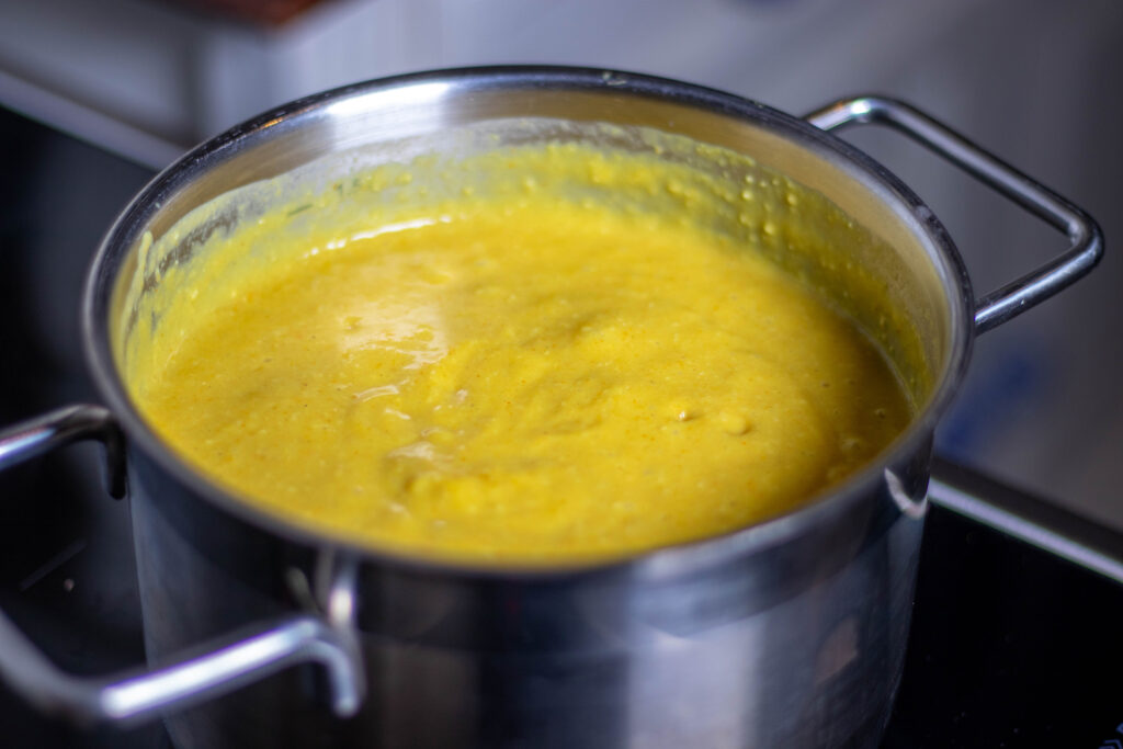 5. Das Käsefondue köchelt kjetzt leicht und kann damit im Fondueset serviert und warm gehalten werden.