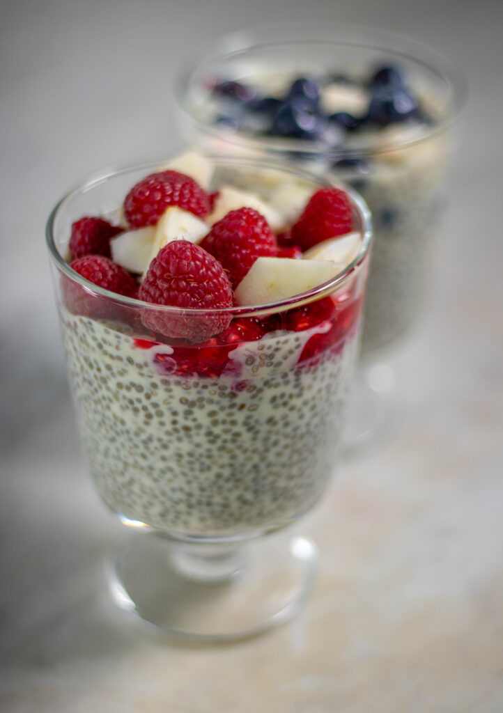 Ein einfaches 5-Zutaten Rezept: Chia Pudding, vegan mit echter Vanille und Beerentopping.