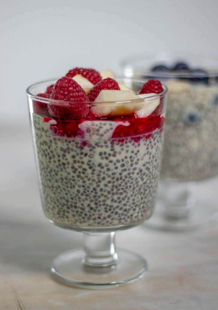 Veganer Chiapudding mit Beerentopping