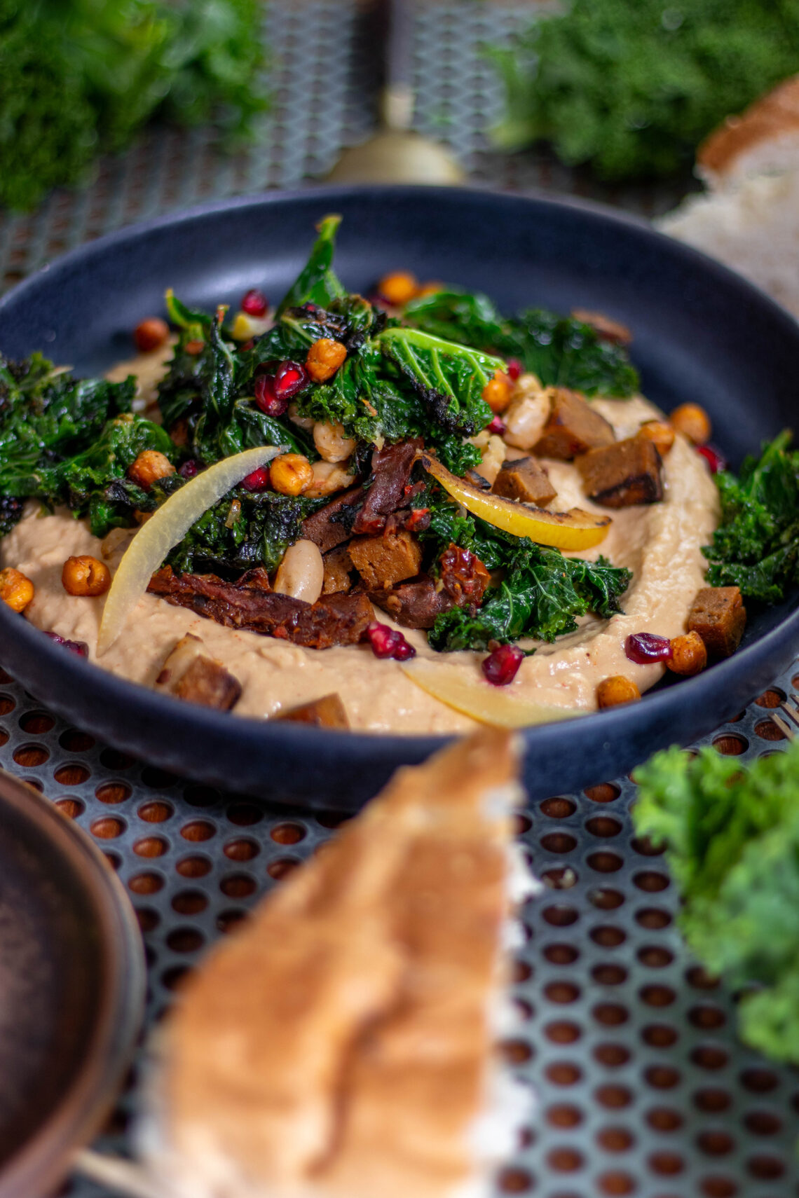 Chorizo-Grünkohl auf Weiße-Bohnen-Dip mit Salzzitrone