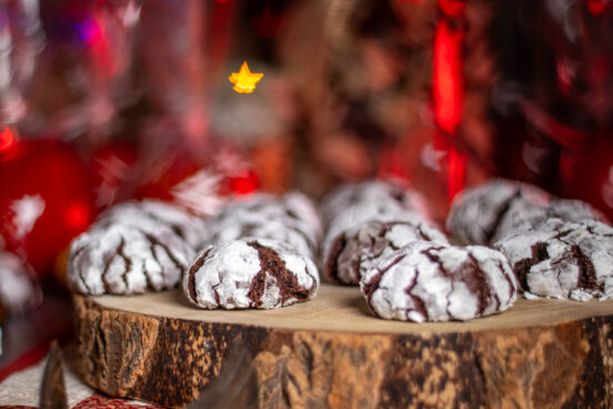 Crinkle Cookies, saftige Schokoladenkekse in weißer Knusperhülle