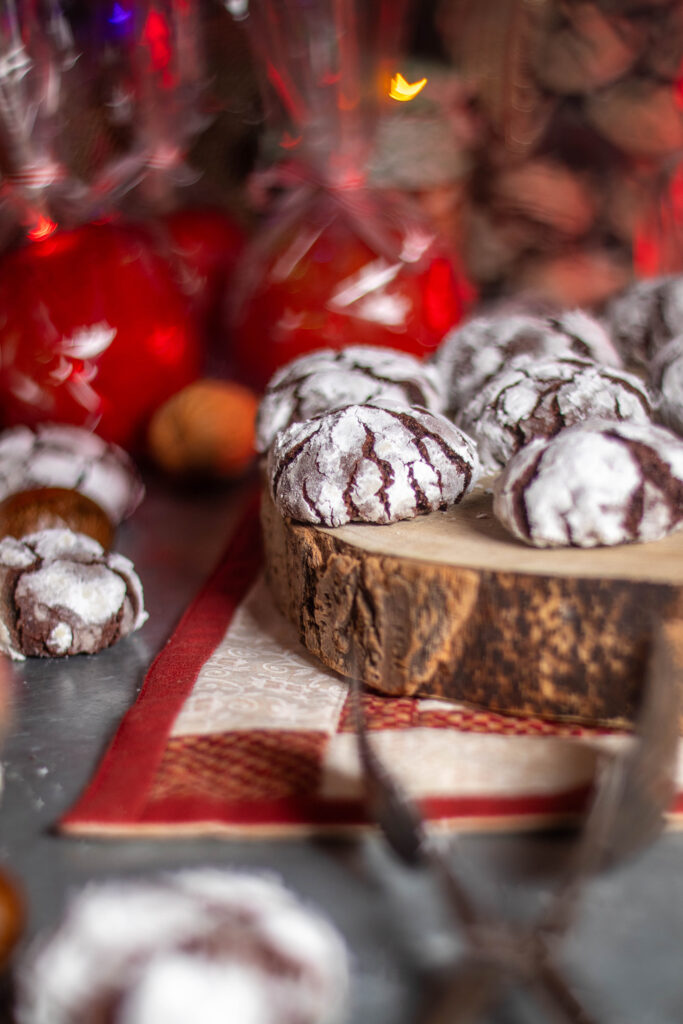 Diese Schokoladen-Cookies haben eine knusprige äußere Schicht und einen weichen, fudgy Kern.