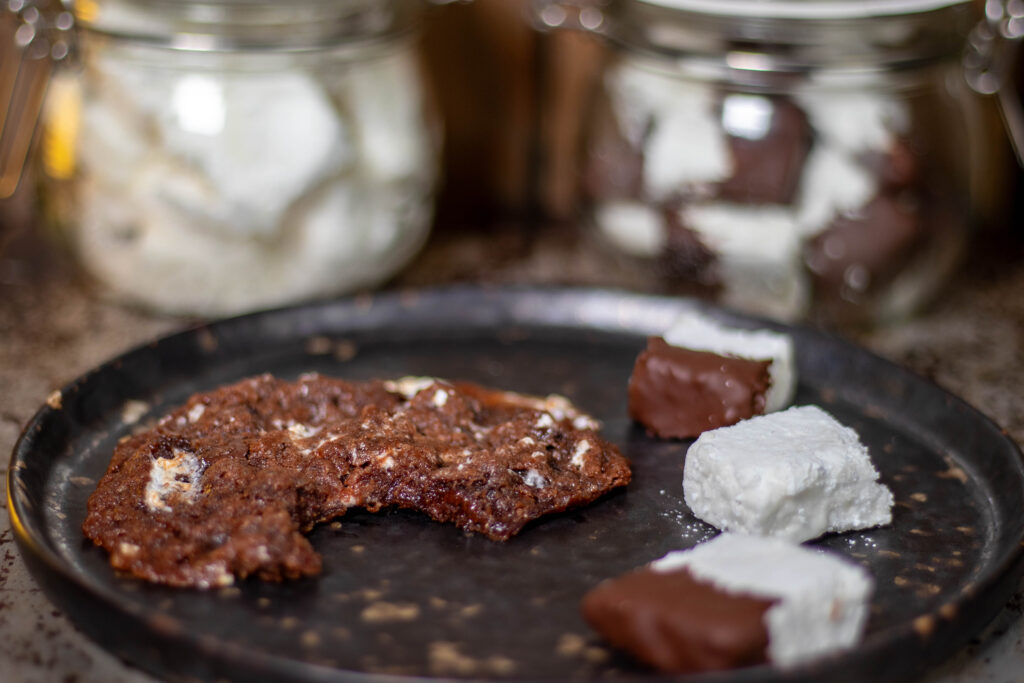 Typische, amerikanische Cookies, in meinem Rezept natürlich vegan. Mit selbstgemachten, veganen Marshmallows.