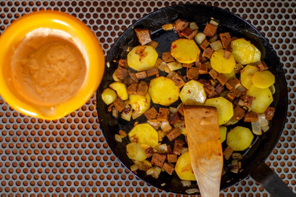 4. Vegane Frittata mit Chorizo: anbraten von Zwiebel, Chorizo und Kartoffeln.