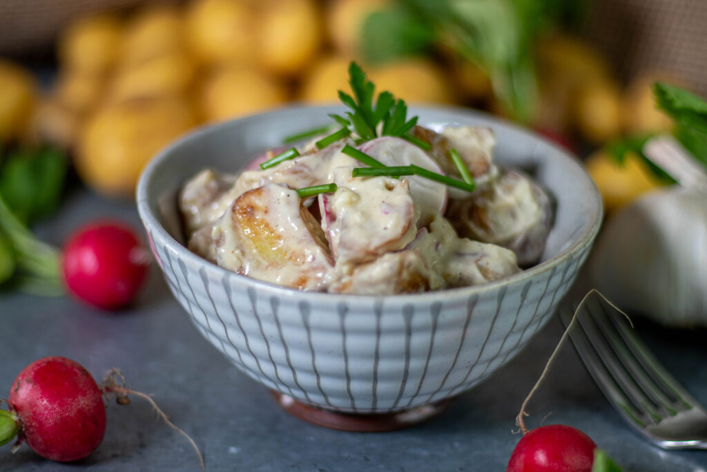 Gerösteter Kartoffelsalat lässt sich sehr gut vorbereiten und mitnehmen