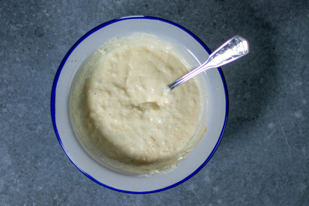 2. Gerösteter Kartoffelsalat: alle Dressingzutaten mit der veganen Mayonnaise verrühren.