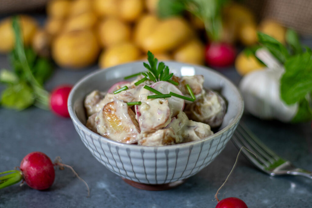 Intensiv würziger, ganz fantastischer, gerösteter Kartoffelsalat mit Knoblauchdressing!