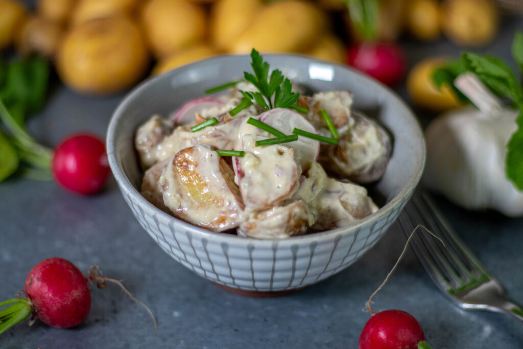 Mein frischer Kartoffelsalat mit im Ofen kross gerösteten Kartoffeln, gepaart mit knackigen Radieschen und einem herrlich intesiv-würzigem Dressing