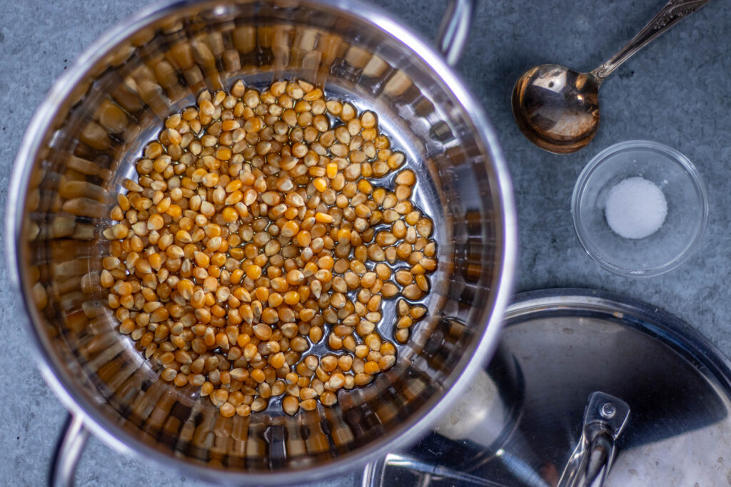 1. Popcornmais mit etwas Öl und Albaöl in einen Topf geben.