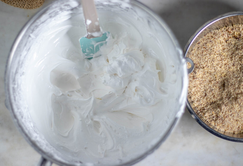 3. Nach und nach den Puderzucker unter den veganen Eischnee mixen.