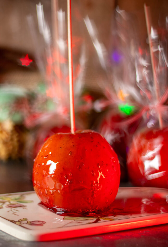Wer kennt sie nicht? Die leckeren, von rotem Karamell überzogenen Äpfel, die man auf Jahrmärkten und Weihnachtsmärkten kaufen kann.