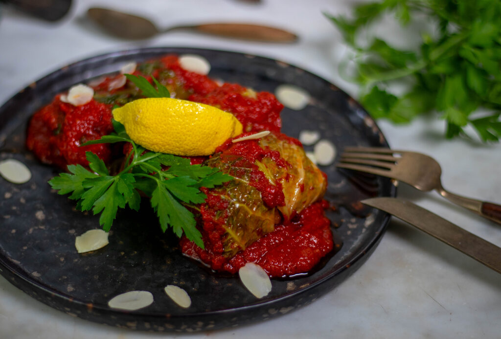 Meine mediterranen Wirsingrouladen sind eine köstliche Variante der traditionellen gefüllten Kohlrouladen.