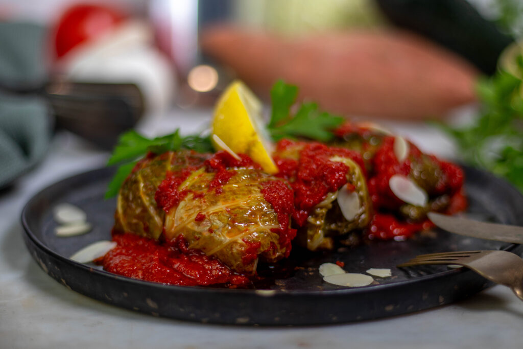 Mediterrane Wirsingrouladen sind eher klein im Verlgeich zu deutschen Kohlrouladen.