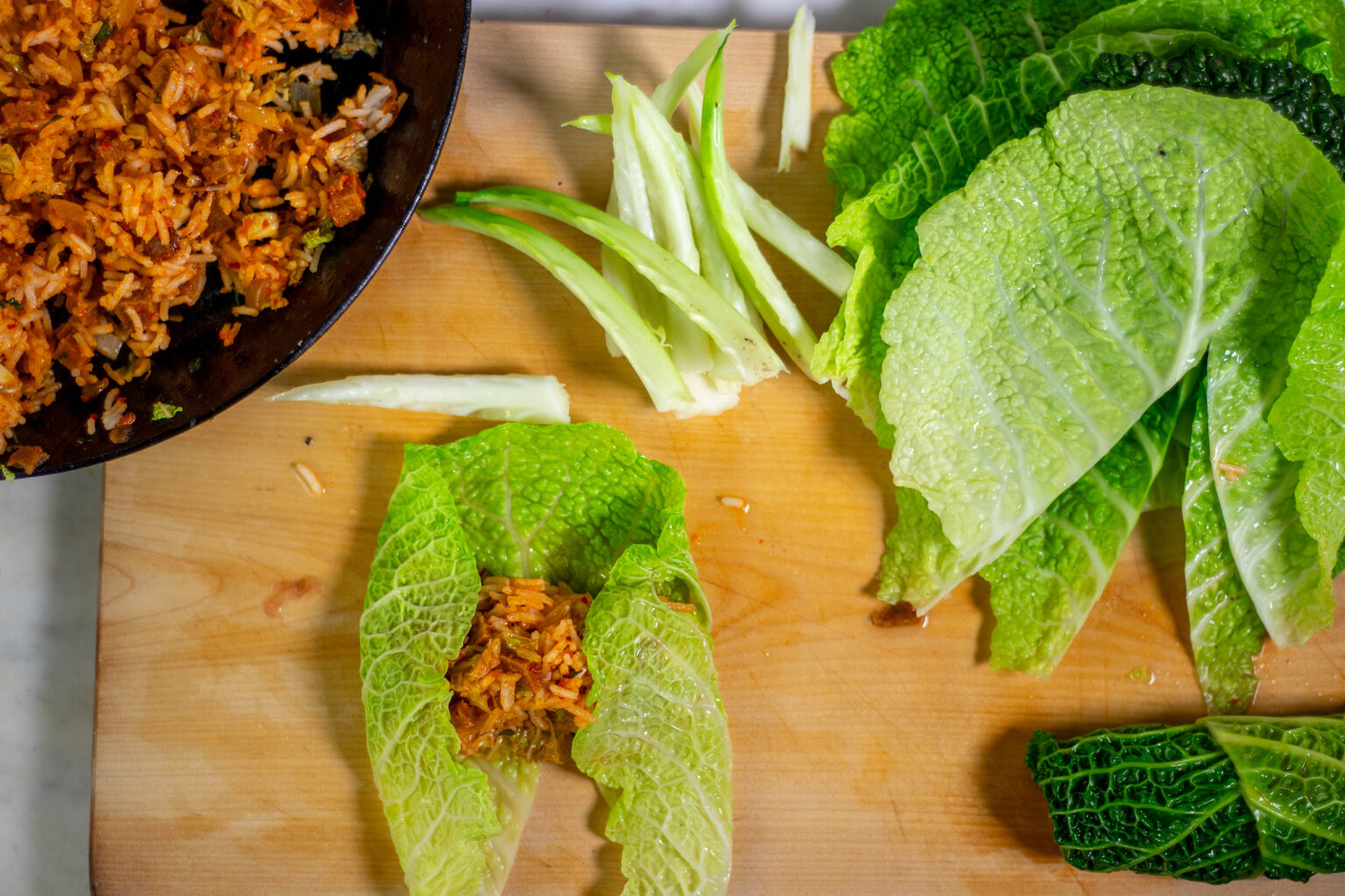 Mediterrane Wirsingrouladen, vegan mit Chorizofüllung - Dailyvegan Mediterrane Wirsingrouladen, vegan mit Chorizofüllung - Dailyvegan