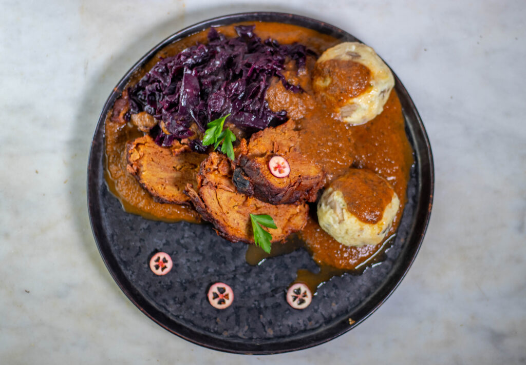 Veganer Sauerbraten mit Pilzknoedeln, Apfelrotkohl und brauner Sauce