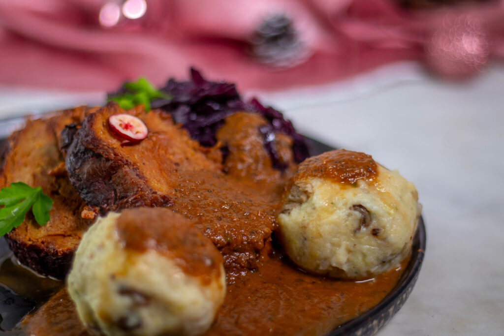 Eine Beilage, die beim veganen Fesstagsschmaus nicht fehlen darf, sind Knödel. Doch auch bei Knödeln darf es gerne etwas ganz Besonderes sein. So wie meine Pilzknödel