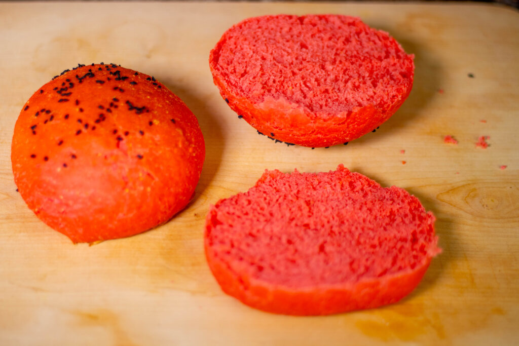 Frisch gebackene Red Burger BUns können jetzt belegt werden.