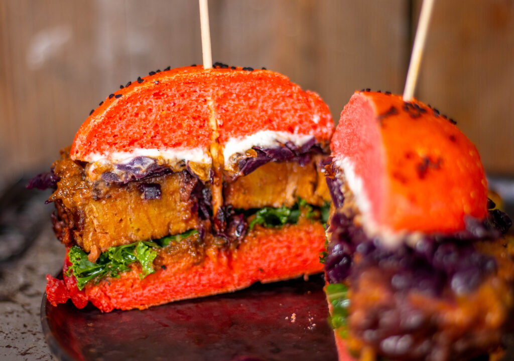 Vegane Red Burger Buns im Brioche Stil werden dank einer japanischen Backtechnik perfekt