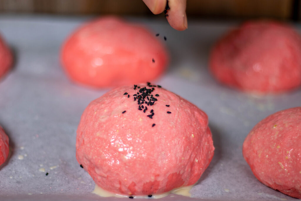 9. Bestreuen mit Schwarzkümmel. Danach werden die Red Bureger Buns gebacken.