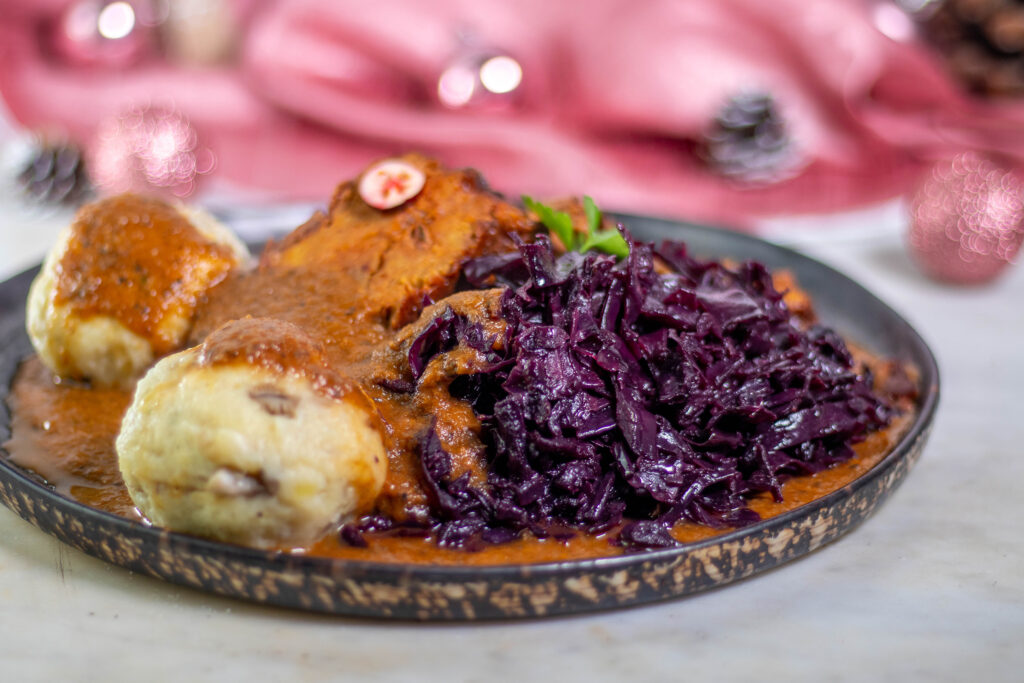 Apfelrotkohl mit veganem Sauerbraten, Pilzknödeln und Bratensauce